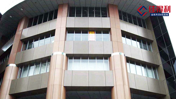 為什么越來越多人采用廣東佛山氟碳鋁單板廠家作為墻面裝飾？