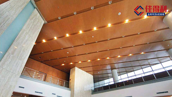 選購(gòu)仿木紋鋁單板時(shí)需要注意哪些細(xì)節(jié)？