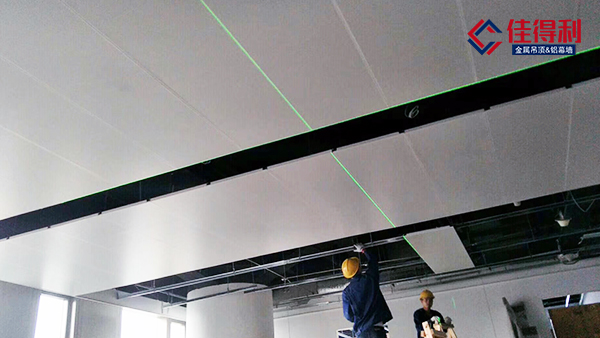 佳得利建材發現甲級辦公寫字樓大堂吊頂鋁扣板已轉用鋁勾搭板定制