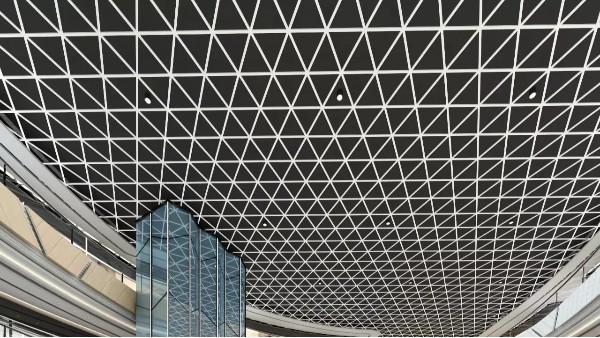 鋁格柵吊頂為何銷量大長(zhǎng)？廠家?guī)湍惴治鍪蹆r(jià)標(biāo)準(zhǔn).