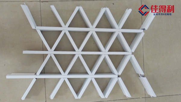 方便鋁格柵天花安裝的方法