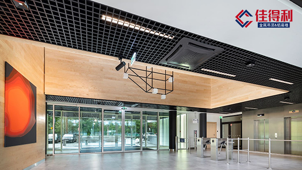 過(guò)道吊頂?shù)匿X扣板是用鋁格柵還是鋁方通好？